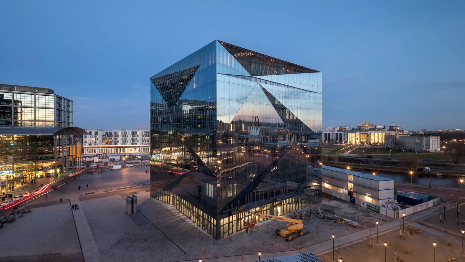cube berlin: a kaleidoscopic reflection of Berlin : DesignWanted